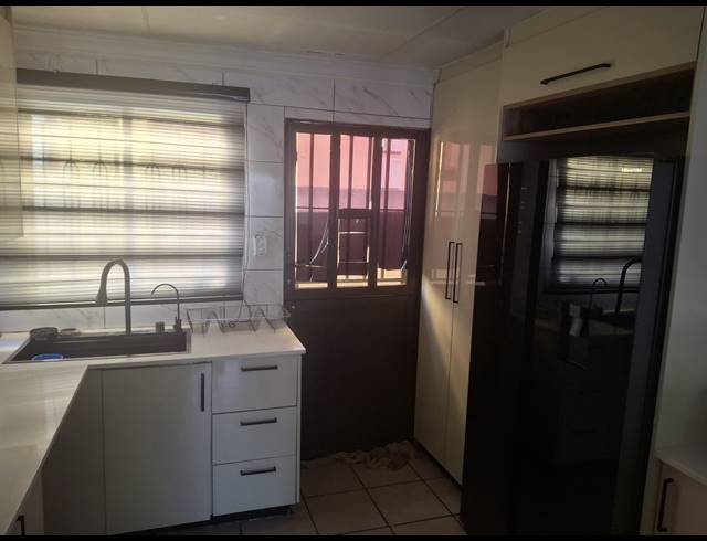 3 BEDROOM FREEHOLD FOR SALE IN CLAYVILLE